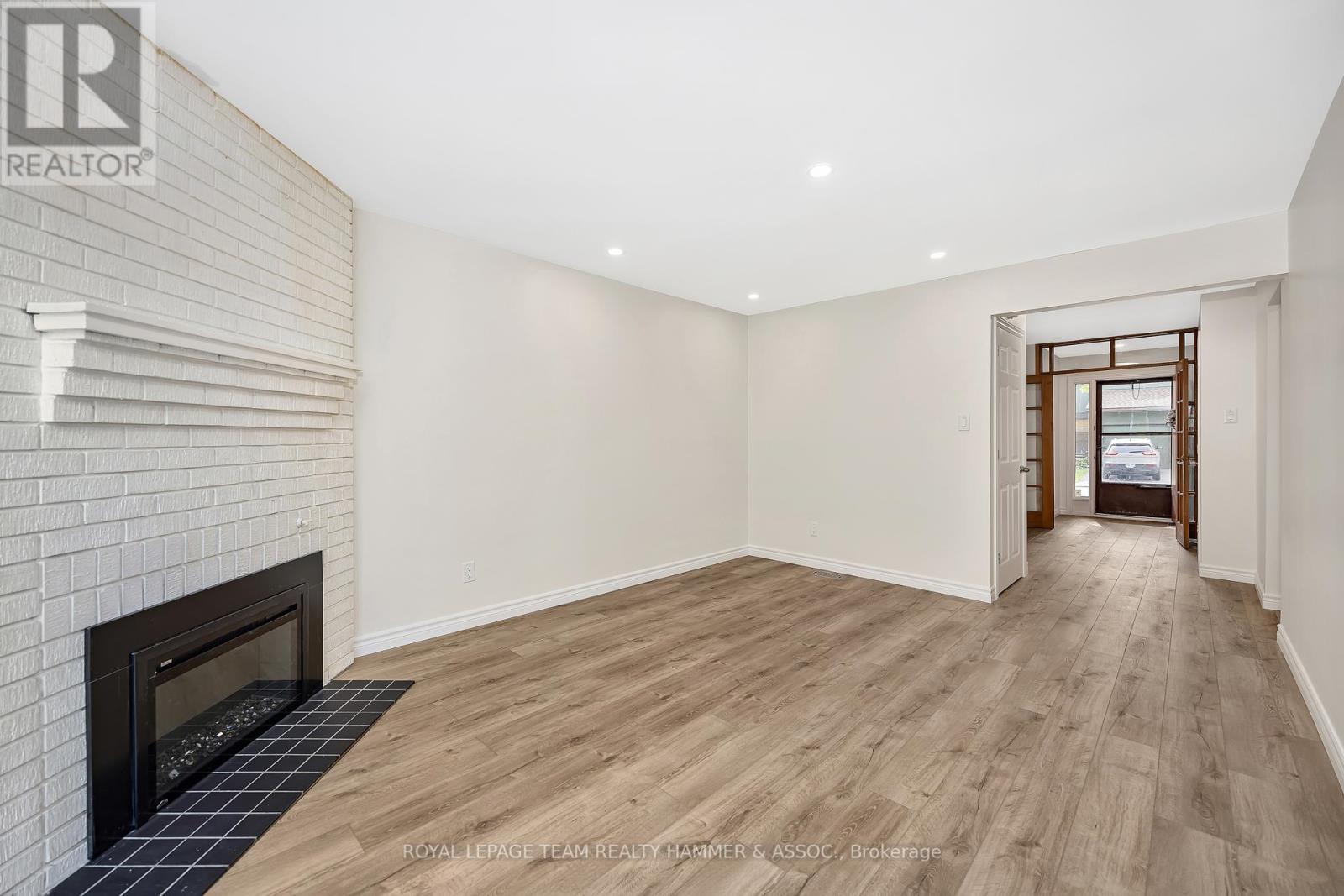 Photo 7 of 8 Chisholm Court, Ottawa ON