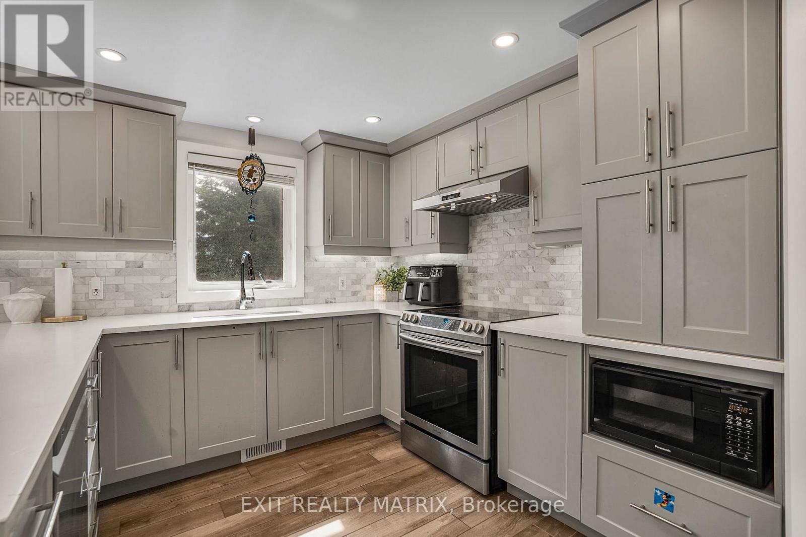 Photo 10 of 116 Lamadeleine Boulevard, Russell ON