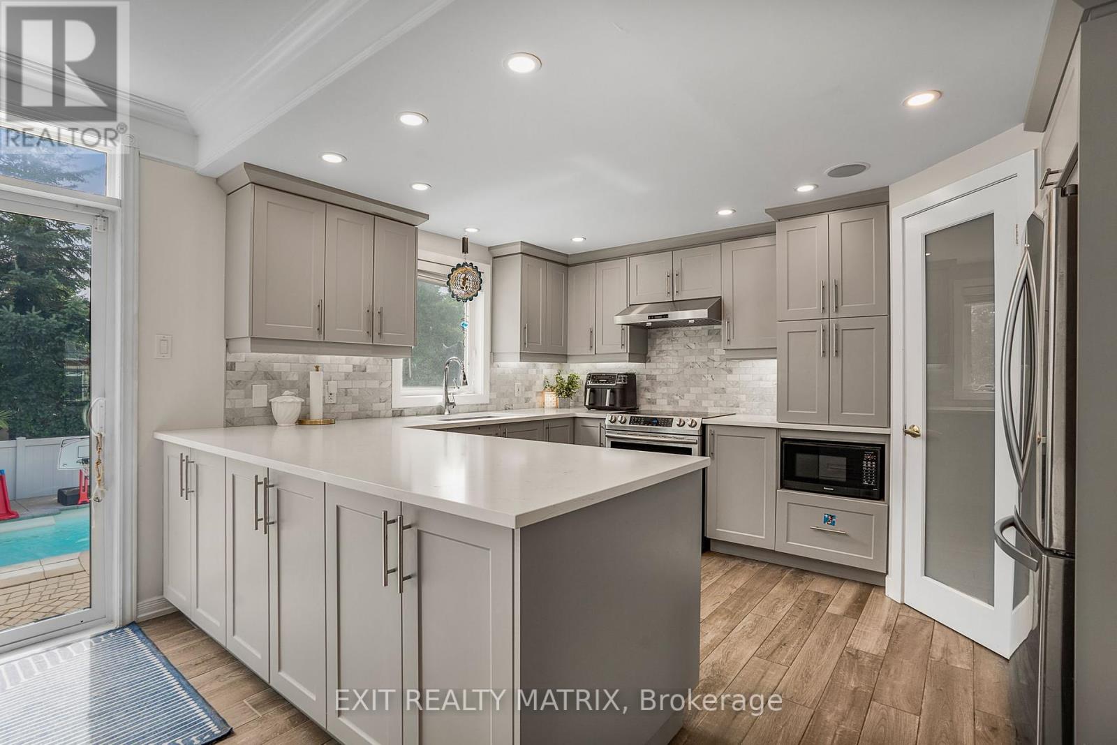 Photo 9 of 116 Lamadeleine Boulevard, Russell ON