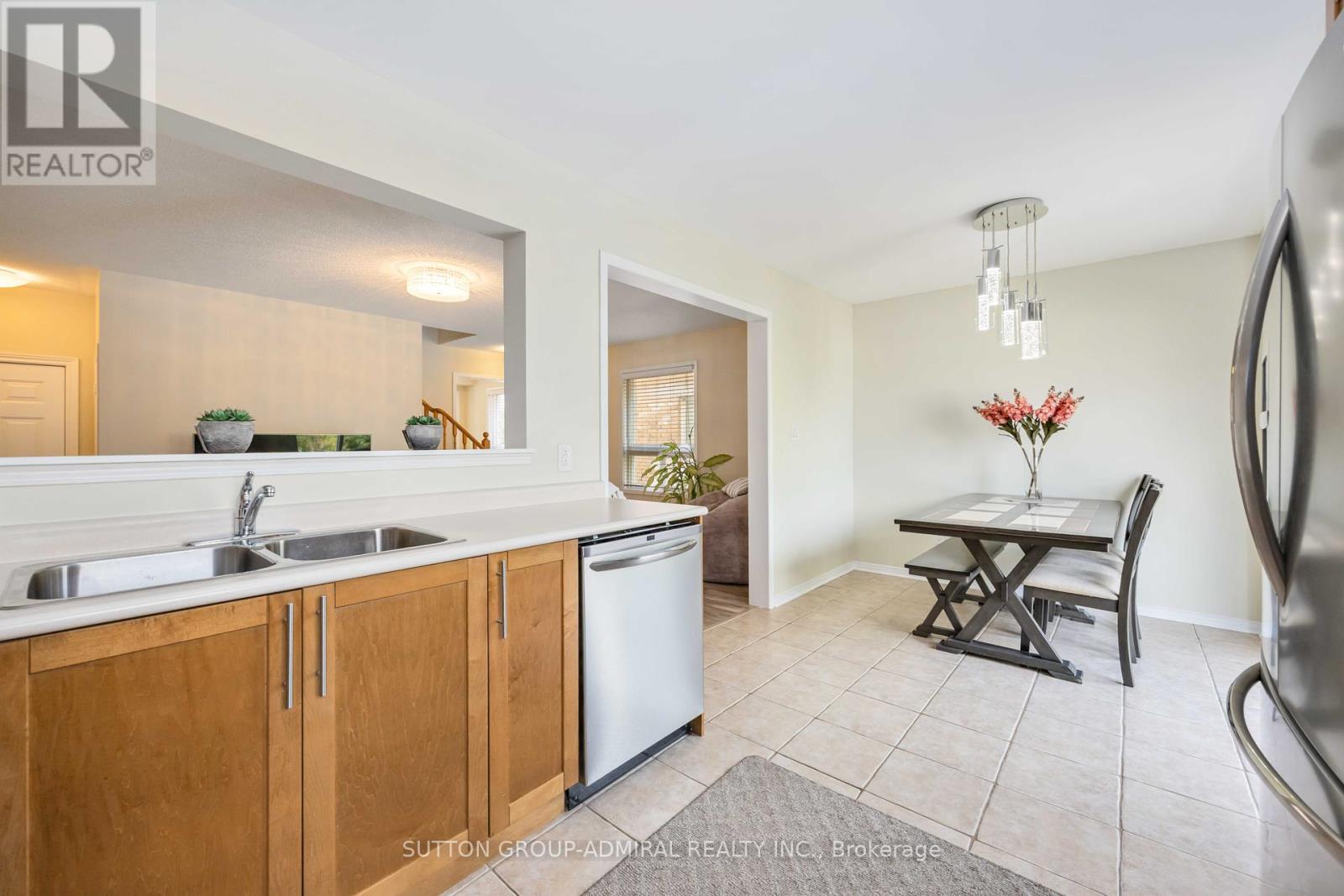 Photo 20 of 135 Armstrong Crescent, Bradford West Gwillimbury ON