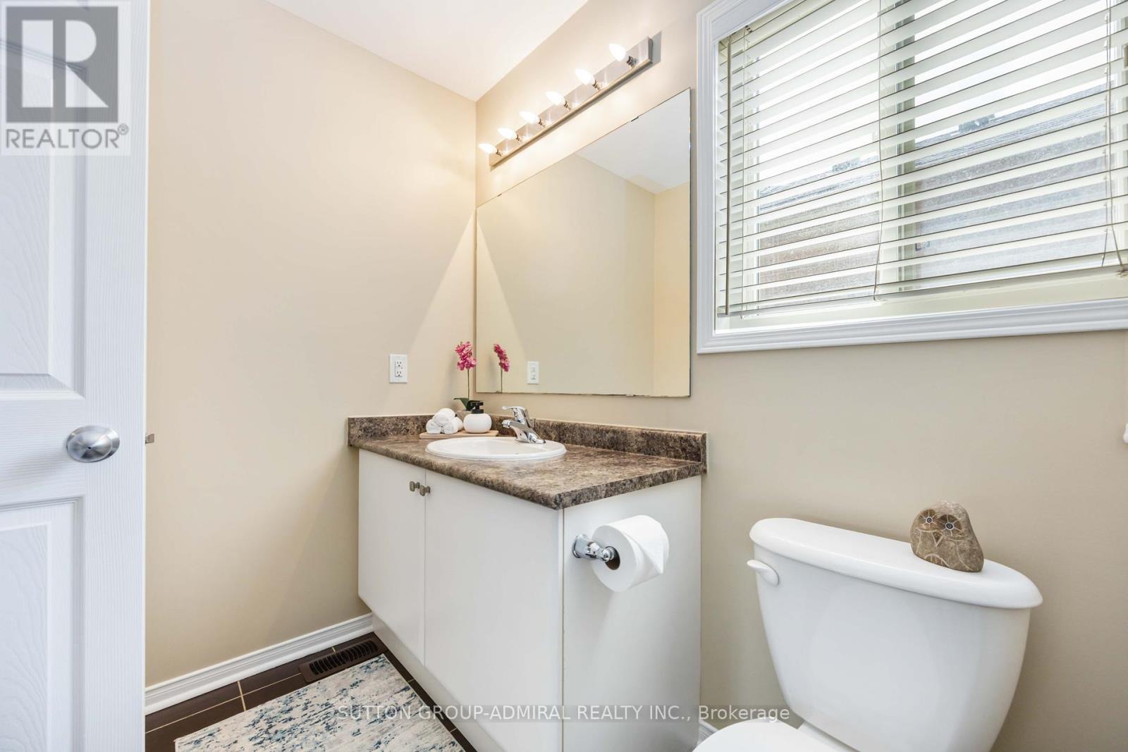 Photo 32 of 135 Armstrong Crescent, Bradford West Gwillimbury ON