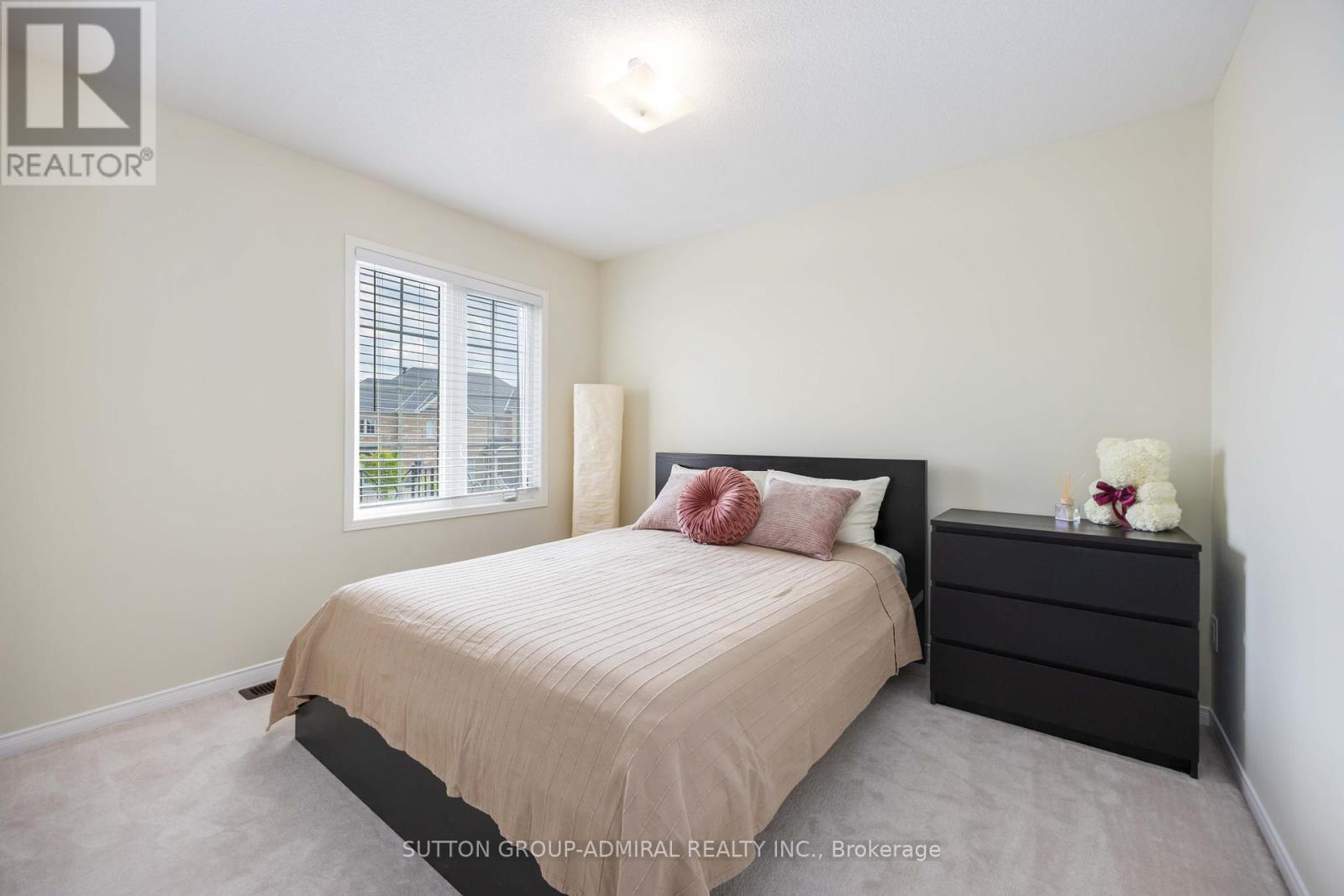 Photo 34 of 135 Armstrong Crescent, Bradford West Gwillimbury ON