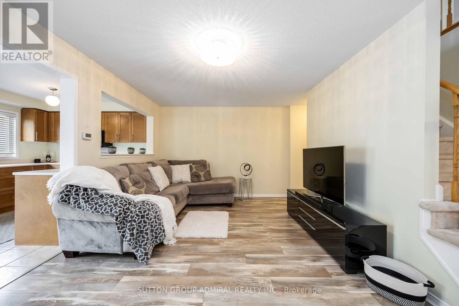 Photo 9 of 135 Armstrong Crescent, Bradford West Gwillimbury ON