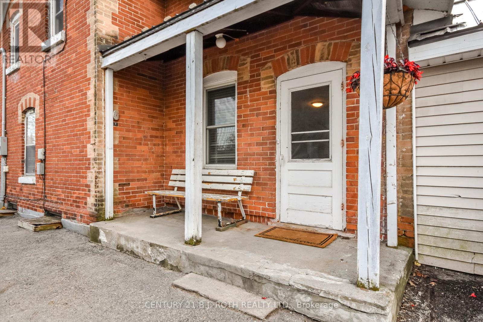 Photo 2 of 86 Henry Street, Barrie ON