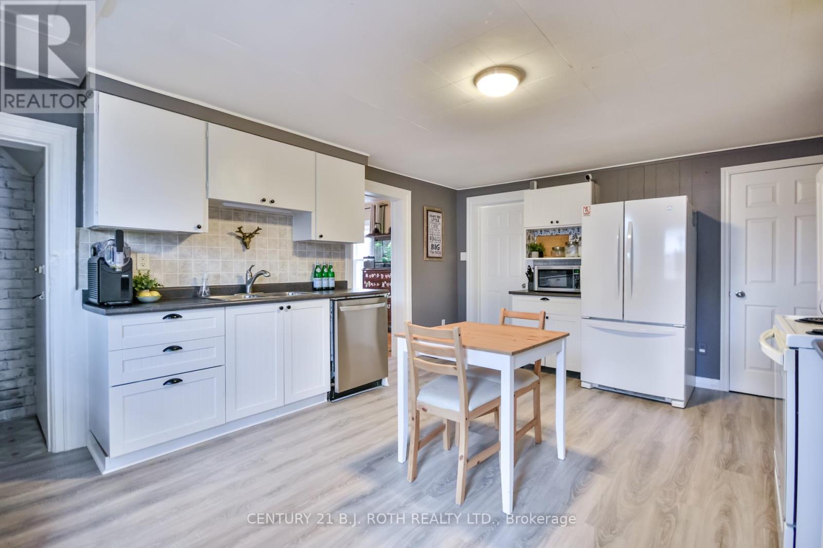 Photo 3 of 86 Henry Street, Barrie ON
