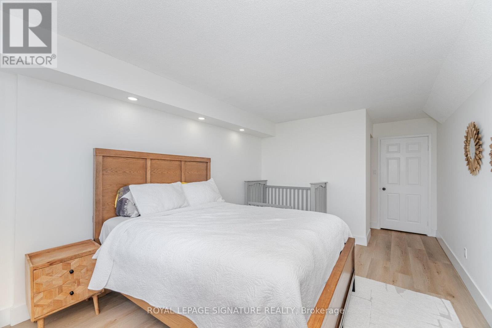 Photo 15 of 408 50 Eglinton Avenue W, Mississauga ON