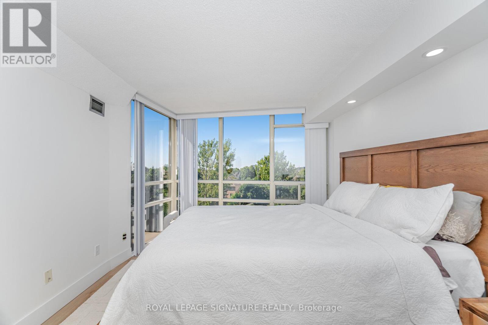 Photo 13 of 408 50 Eglinton Avenue W, Mississauga ON