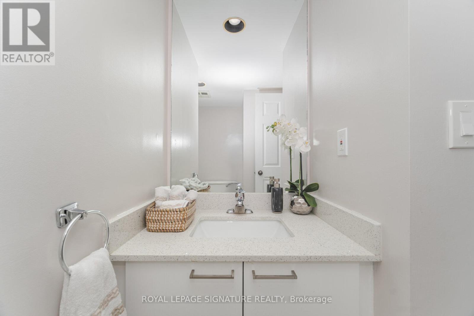 Photo 21 of 408 50 Eglinton Avenue W, Mississauga ON