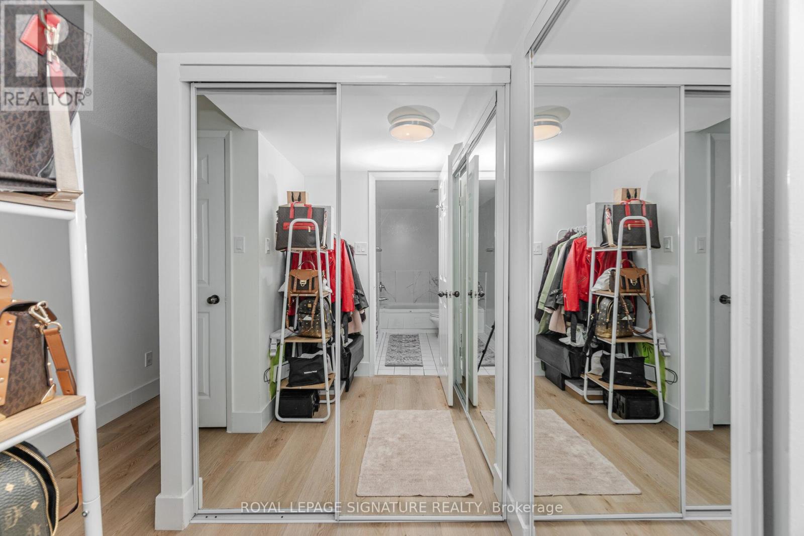 Photo 16 of 408 50 Eglinton Avenue W, Mississauga ON
