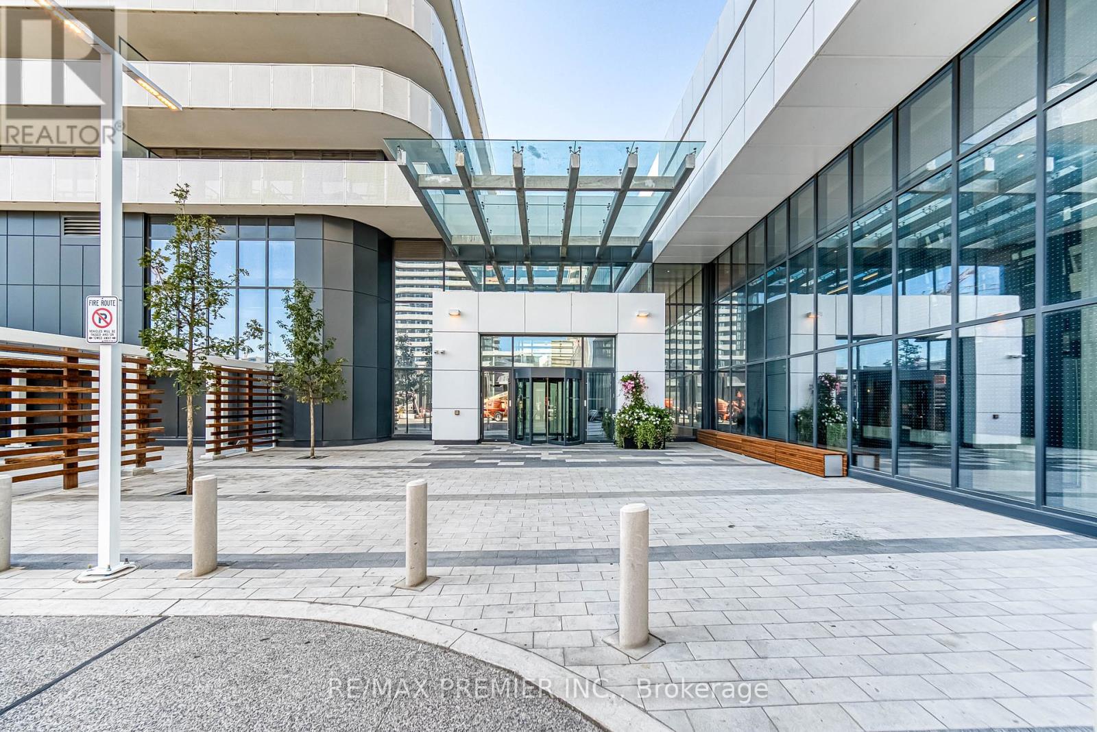 Photo 2 of 6009 225 Commerce Street, Vaughan ON