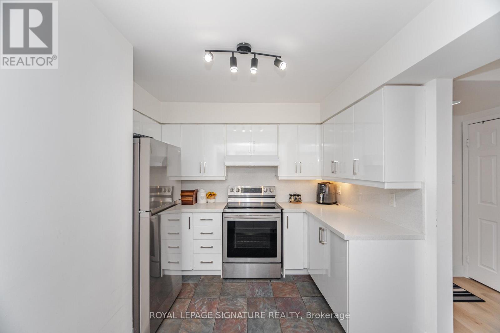 Photo 10 of 408 50 Eglinton Avenue W, Mississauga ON