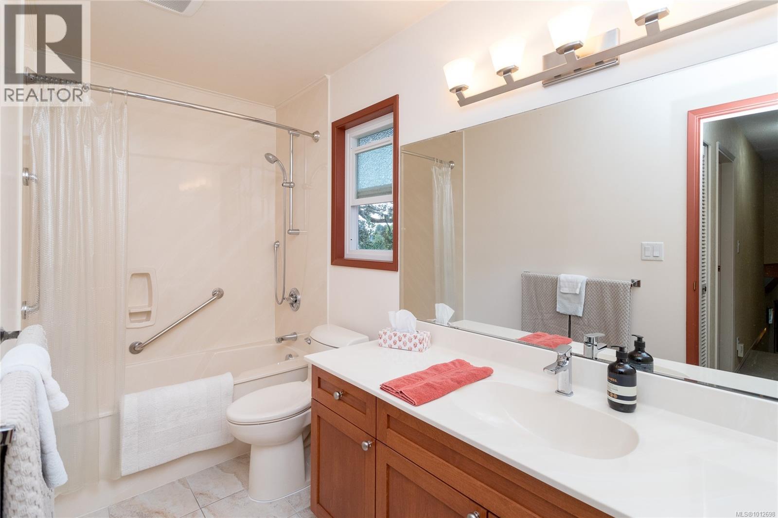 Photo 18 of 4049 Hopesmore Dr, Saanich BC