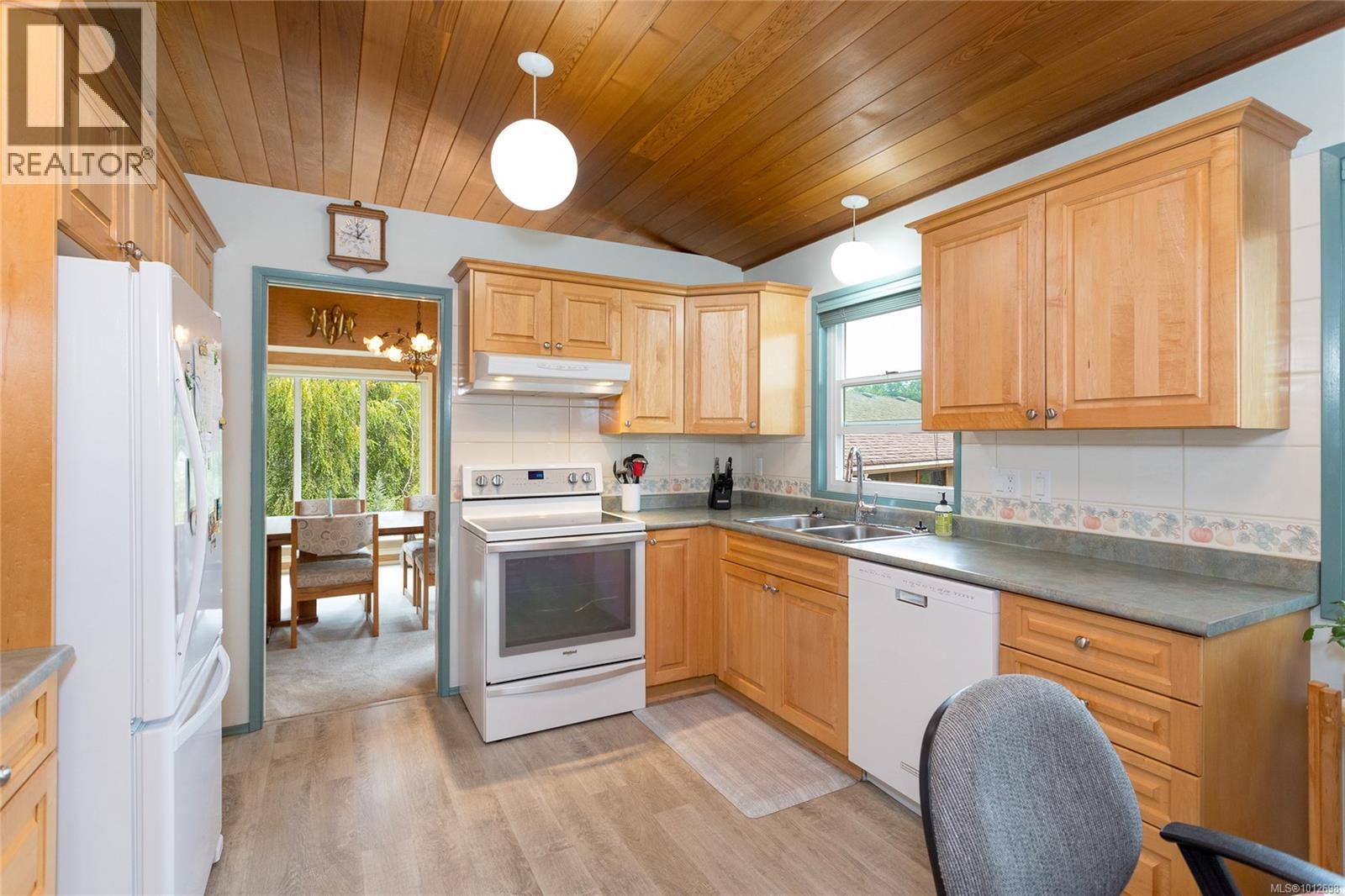 Photo 15 of 4049 Hopesmore Dr, Saanich BC