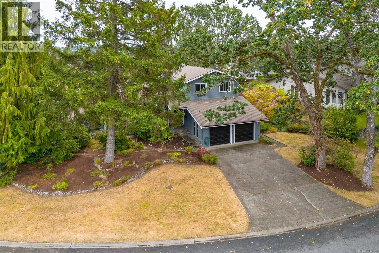 Photo 4 of 4049 Hopesmore Dr, Saanich BC