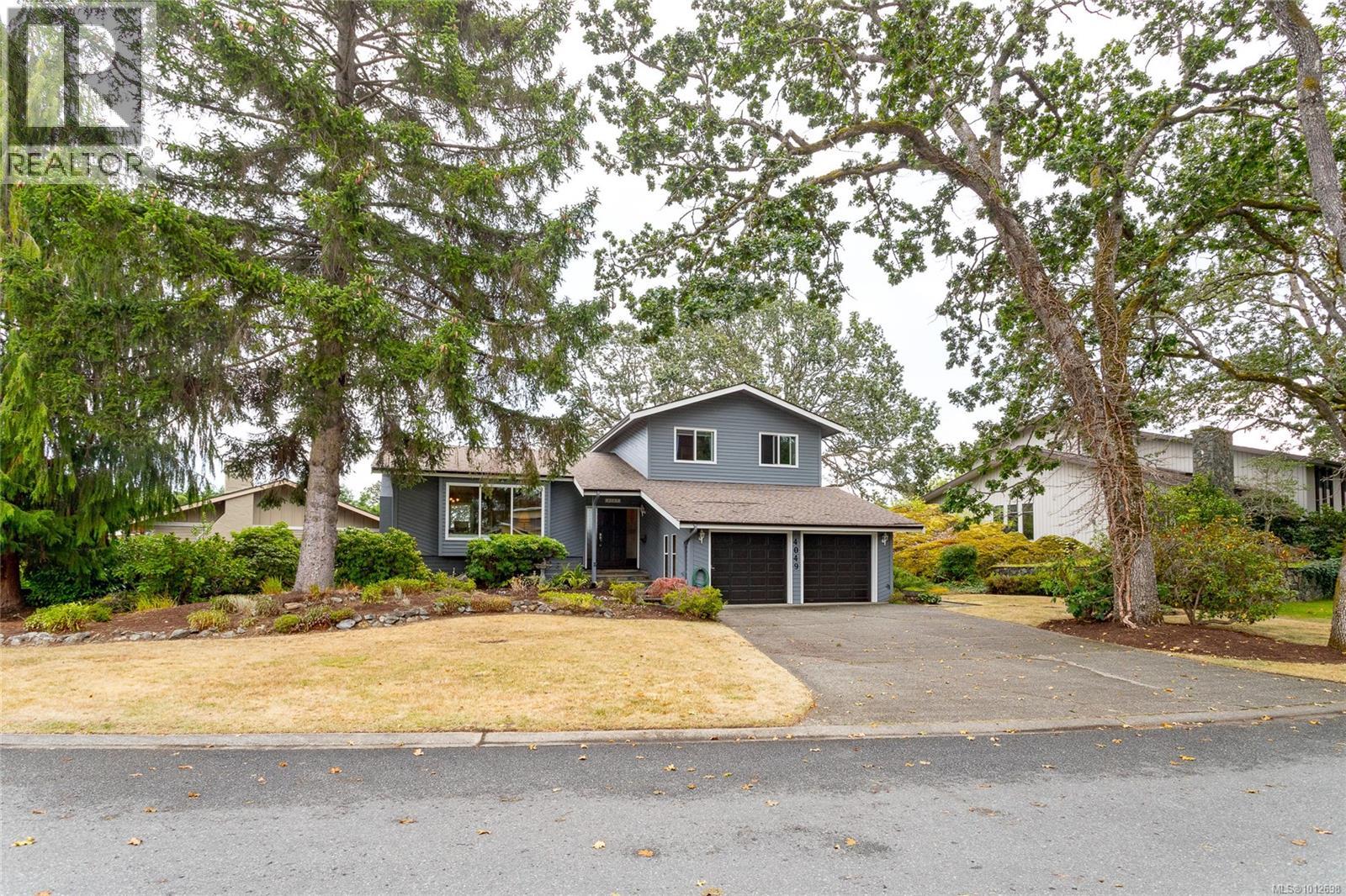Photo 3 of 4049 Hopesmore Dr, Saanich BC
