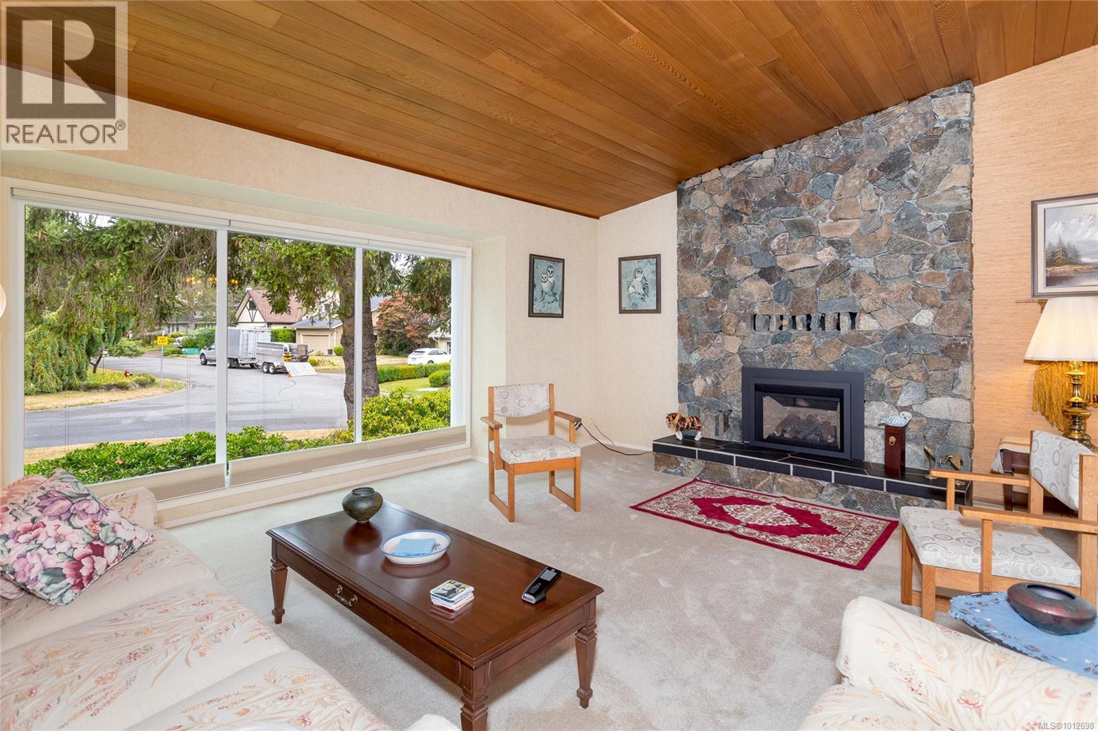 Photo 9 of 4049 Hopesmore Dr, Saanich BC