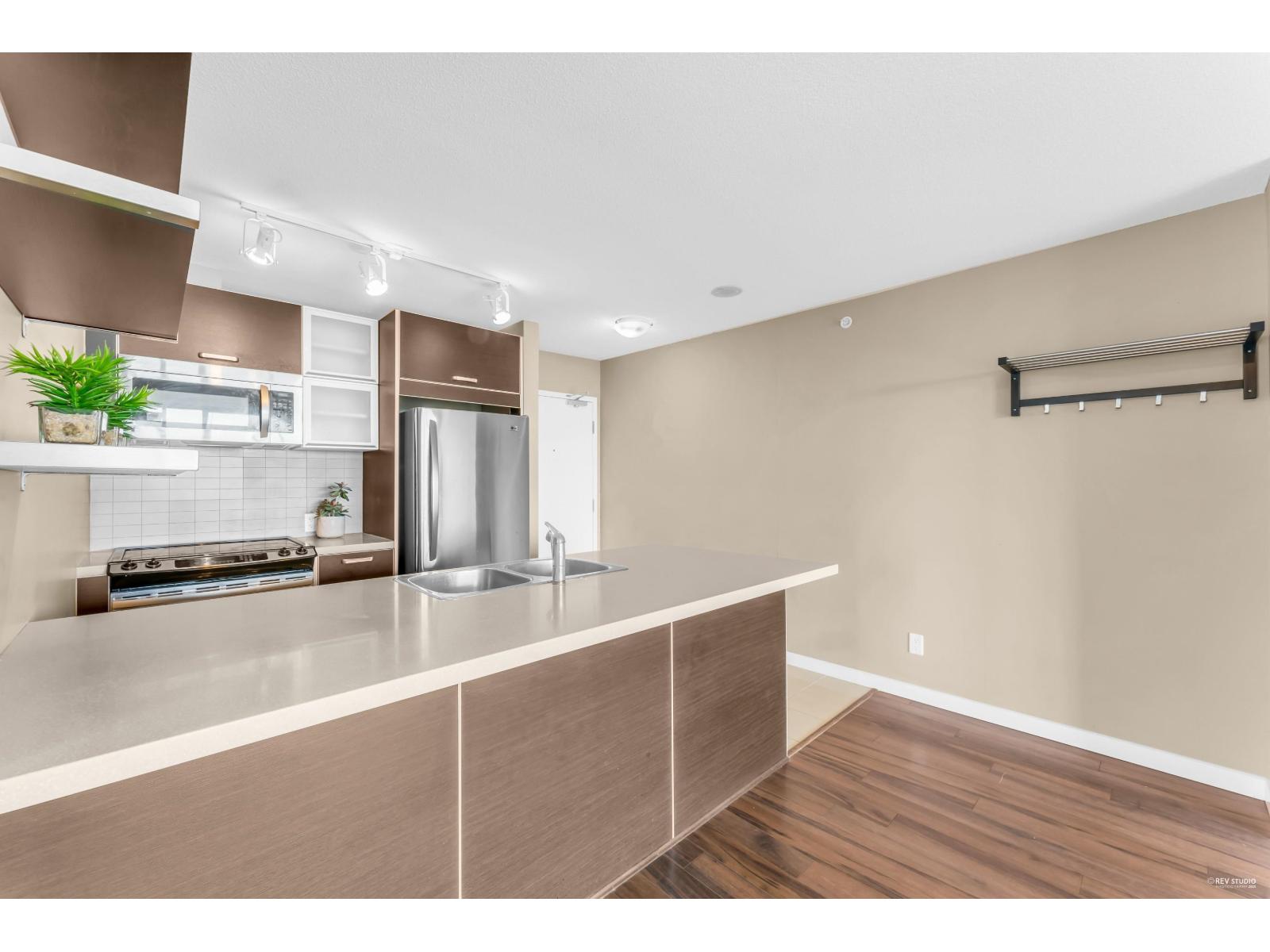 Photo 2 of 2909 9981 Whalley Boulevard, Surrey BC