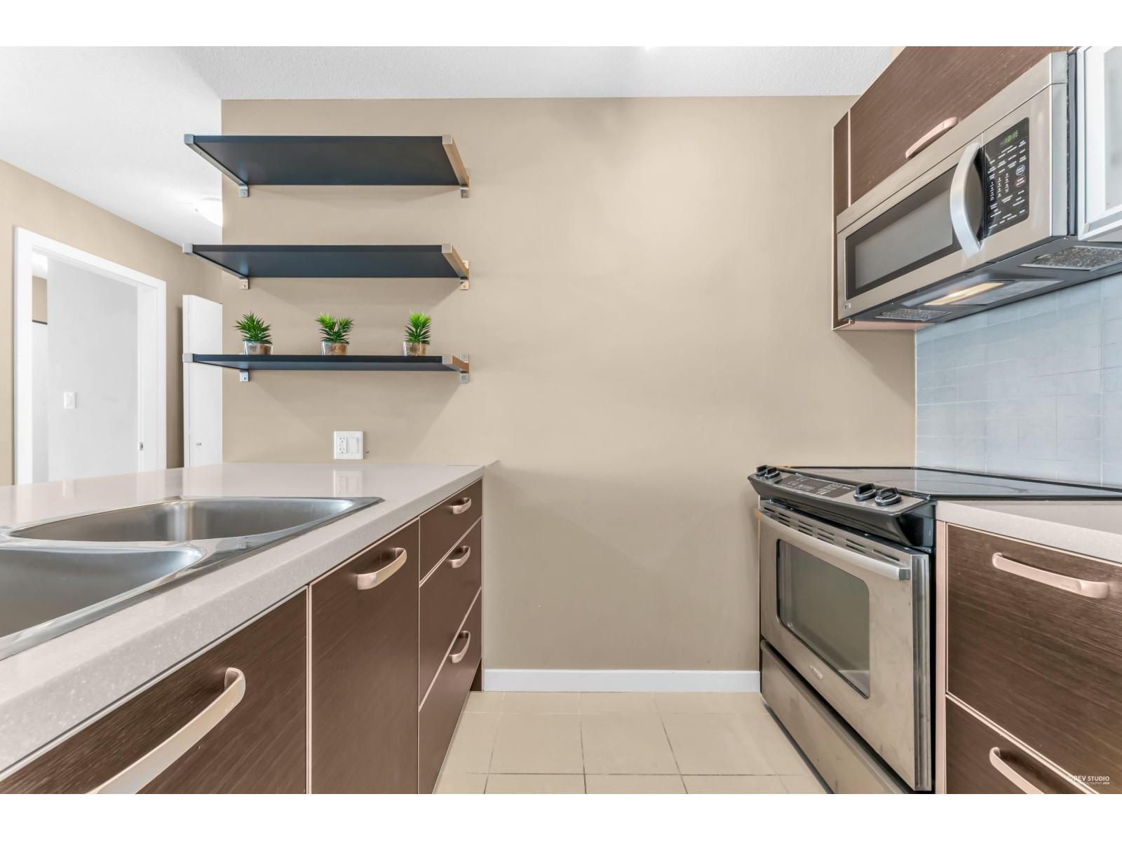 Photo 4 of 2909 9981 Whalley Boulevard, Surrey BC