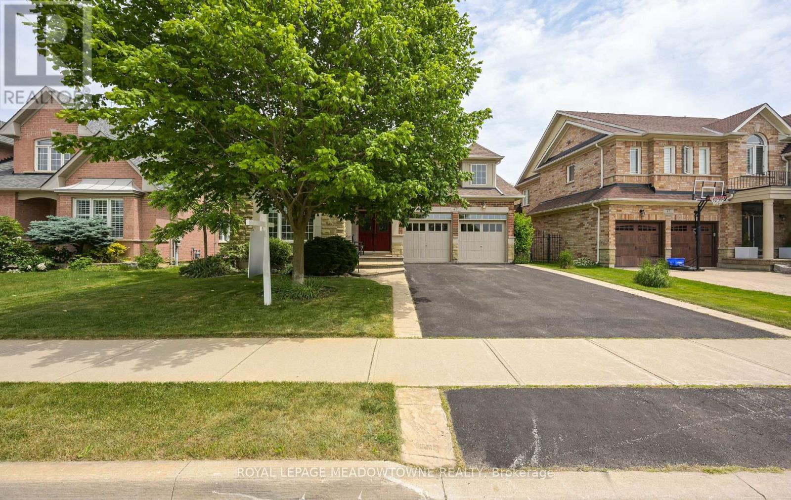 Photo 2 of 47 Nova Scotia Road, Brampton ON
