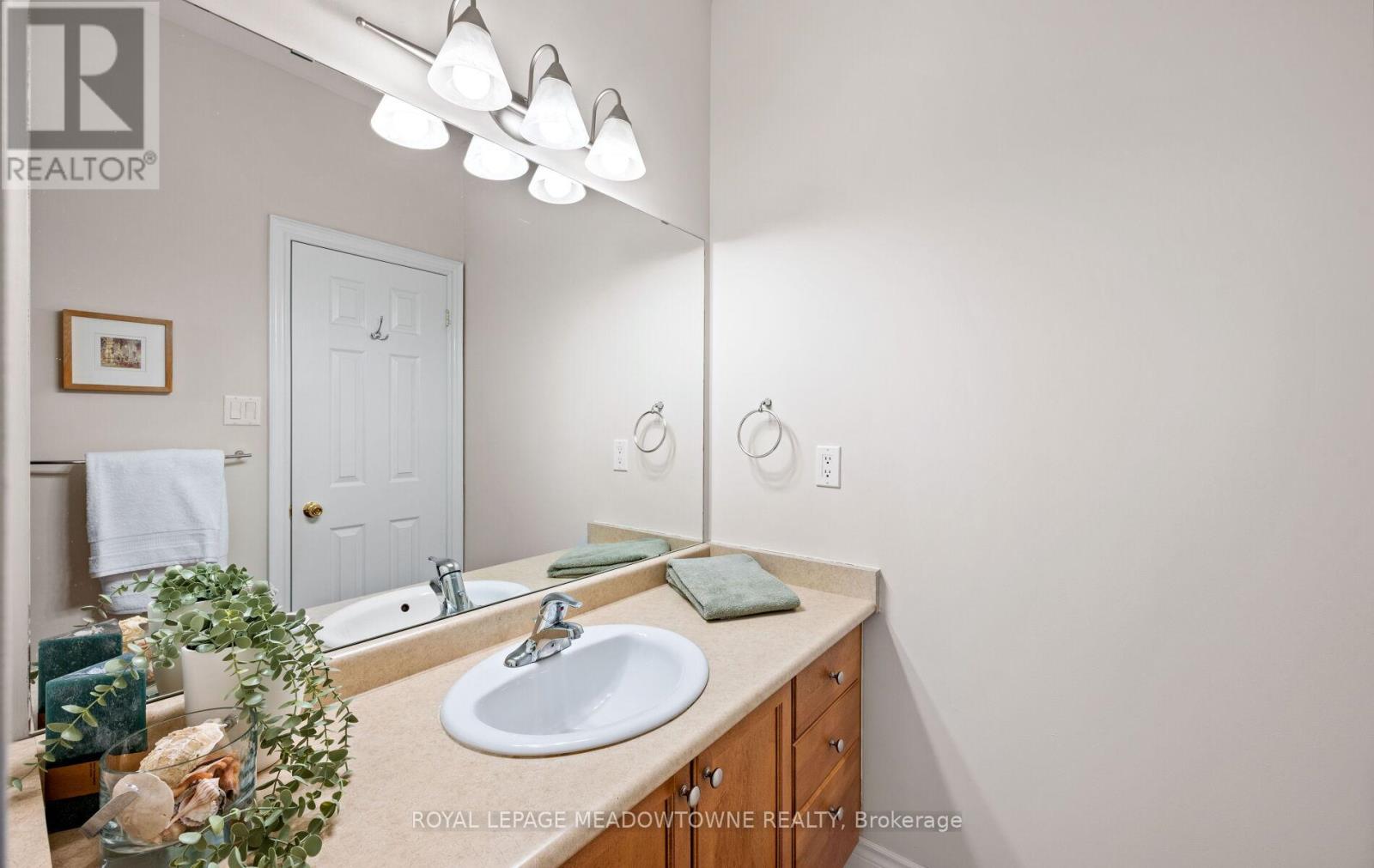 Photo 27 of 47 Nova Scotia Road, Brampton ON