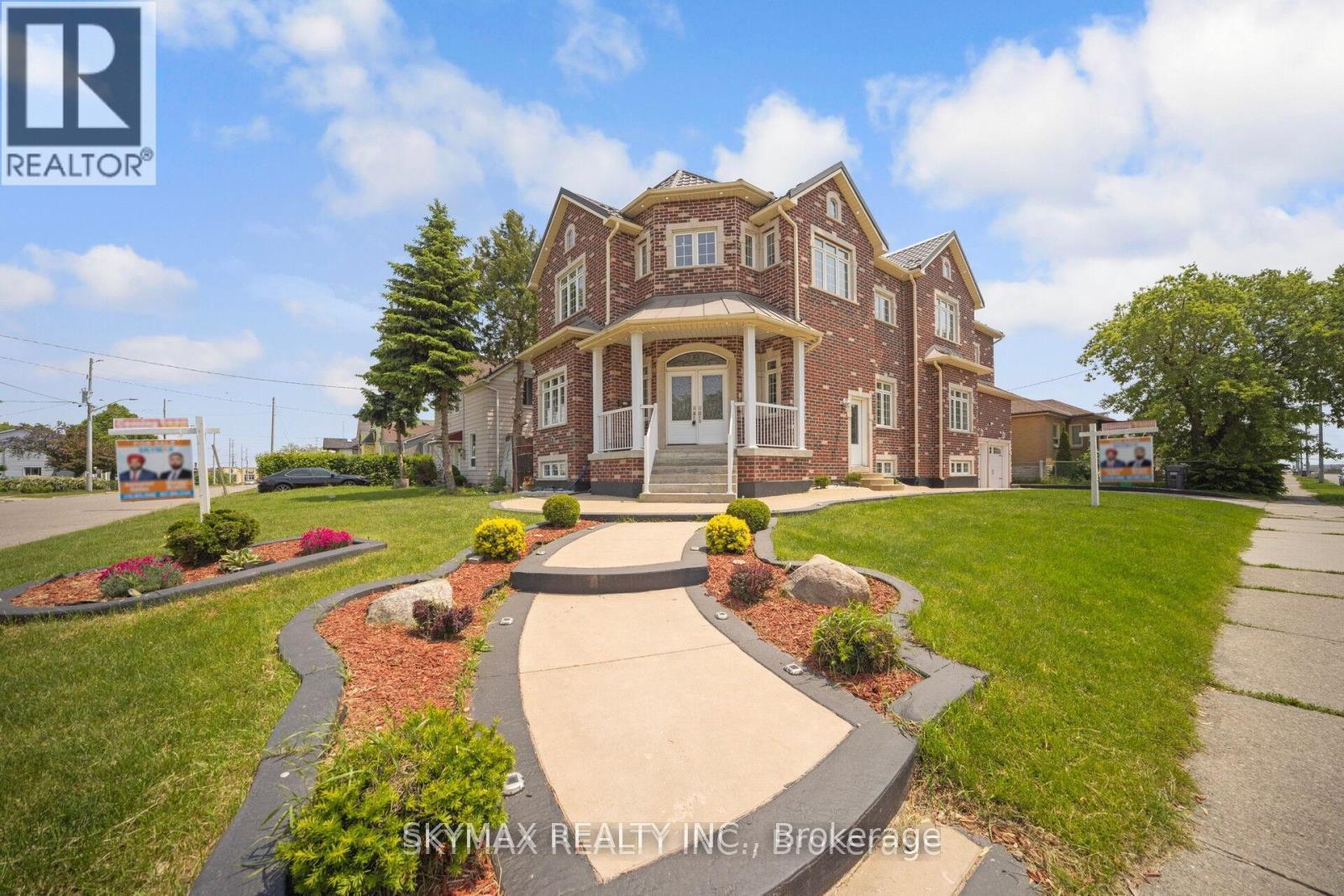 Photo 2 of 18 Burlington Street, Mississauga ON