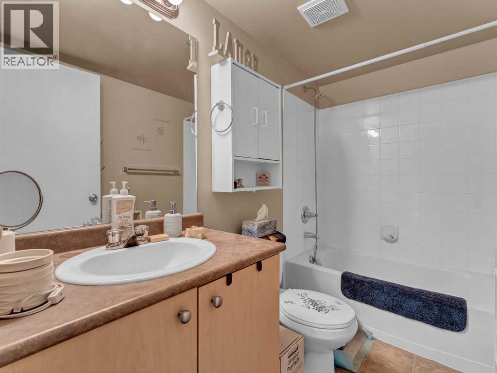 Photo 15 of 304 1648 Saamis Drive Nw, Medicine Hat AB