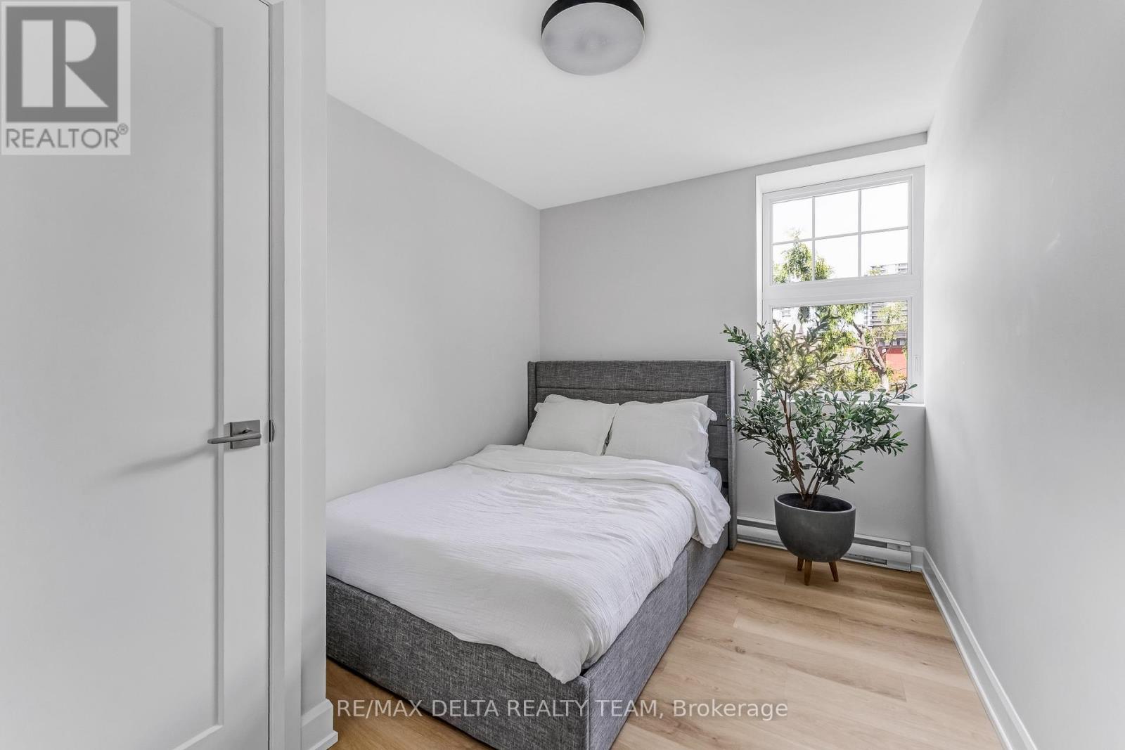 Photo 11 of 206 658 Somerset Street W, Ottawa ON