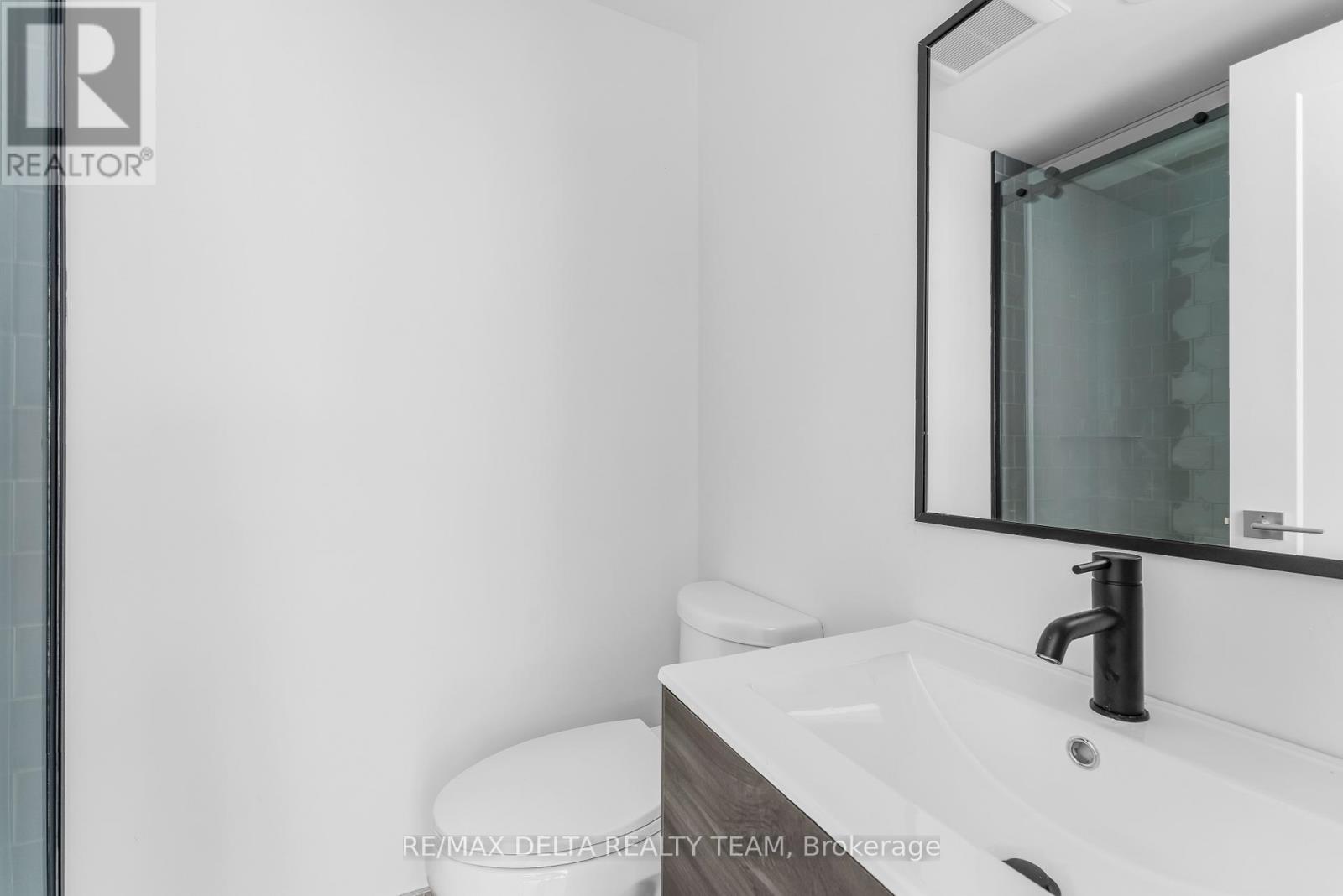Photo 15 of 206 658 Somerset Street W, Ottawa ON