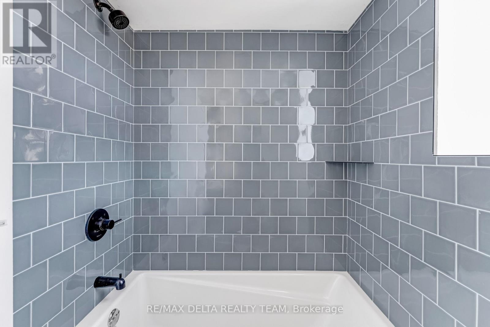 Photo 13 of 206 658 Somerset Street W, Ottawa ON