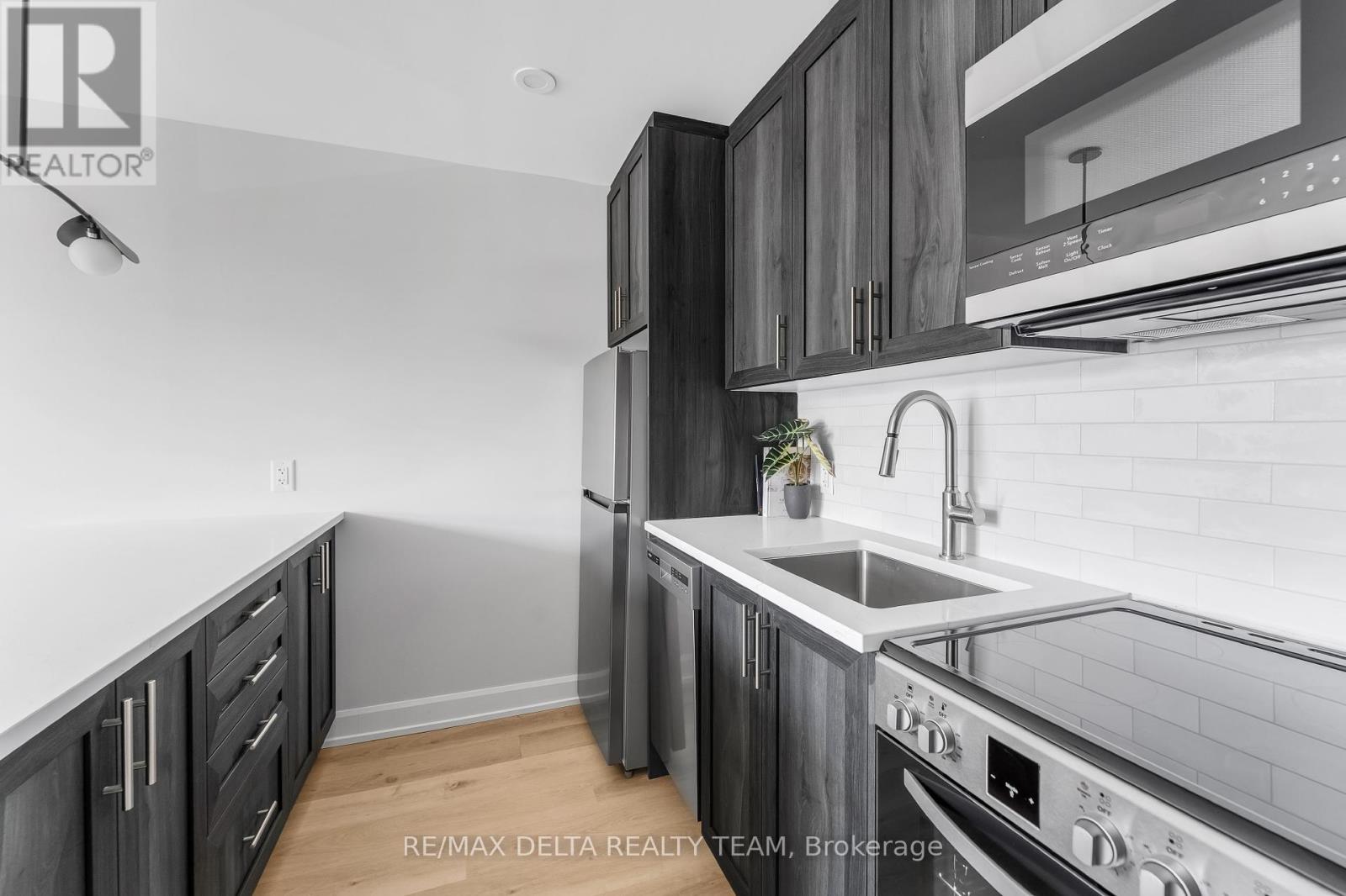 Photo 23 of 206 658 Somerset Street W, Ottawa ON