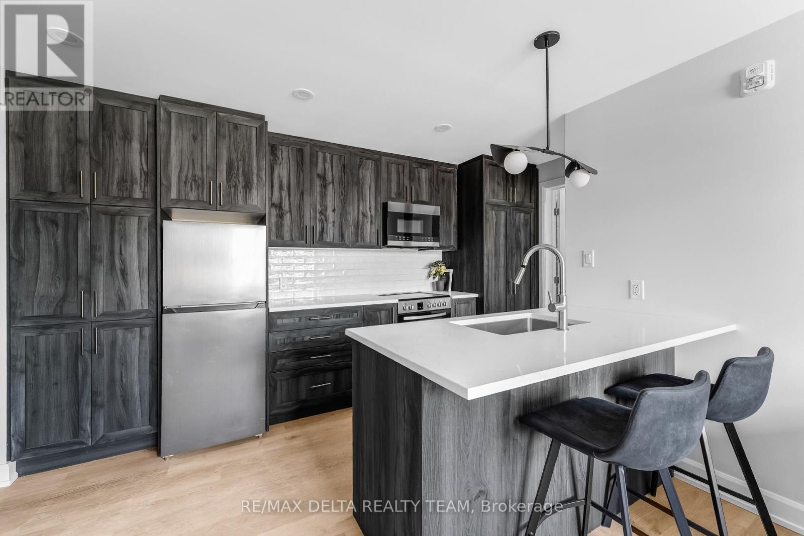 Photo 5 of 206 658 Somerset Street W, Ottawa ON
