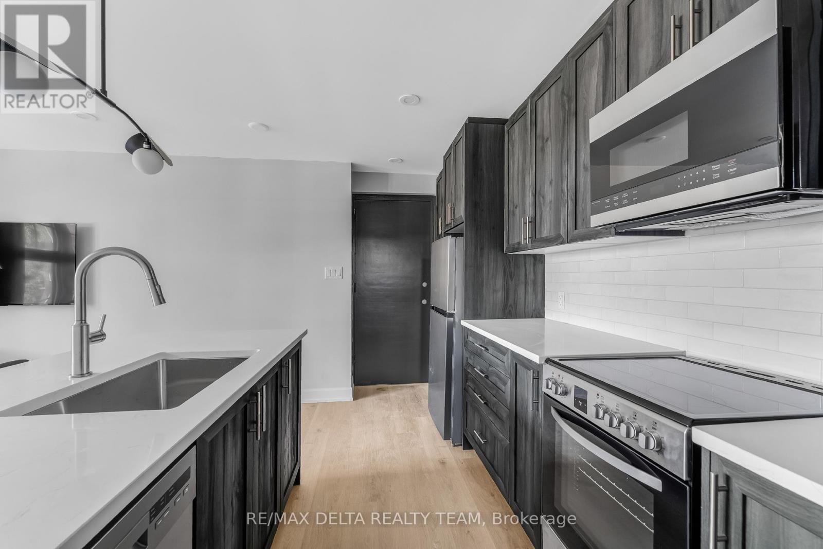 Photo 7 of 206 658 Somerset Street W, Ottawa ON