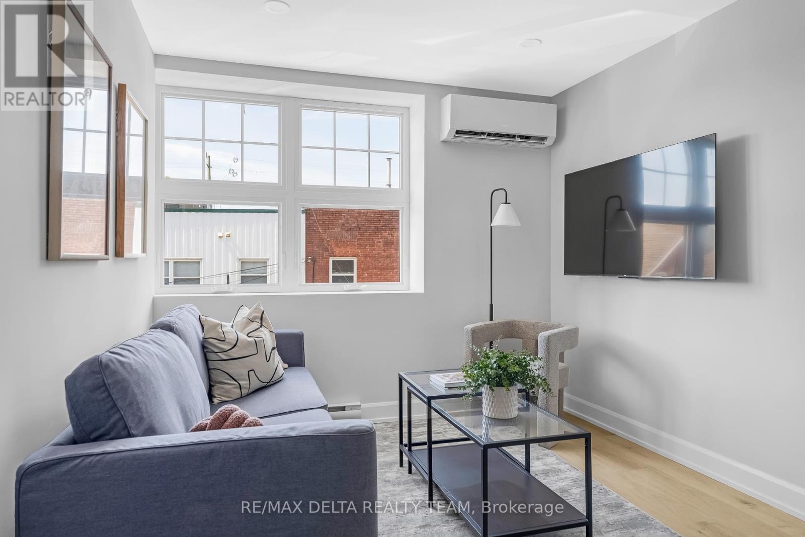Photo 18 of 206 658 Somerset Street W, Ottawa ON