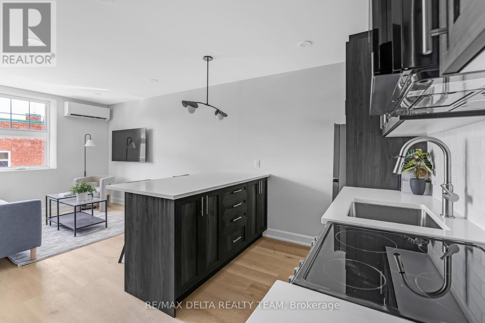 Photo 25 of 206 658 Somerset Street W, Ottawa ON