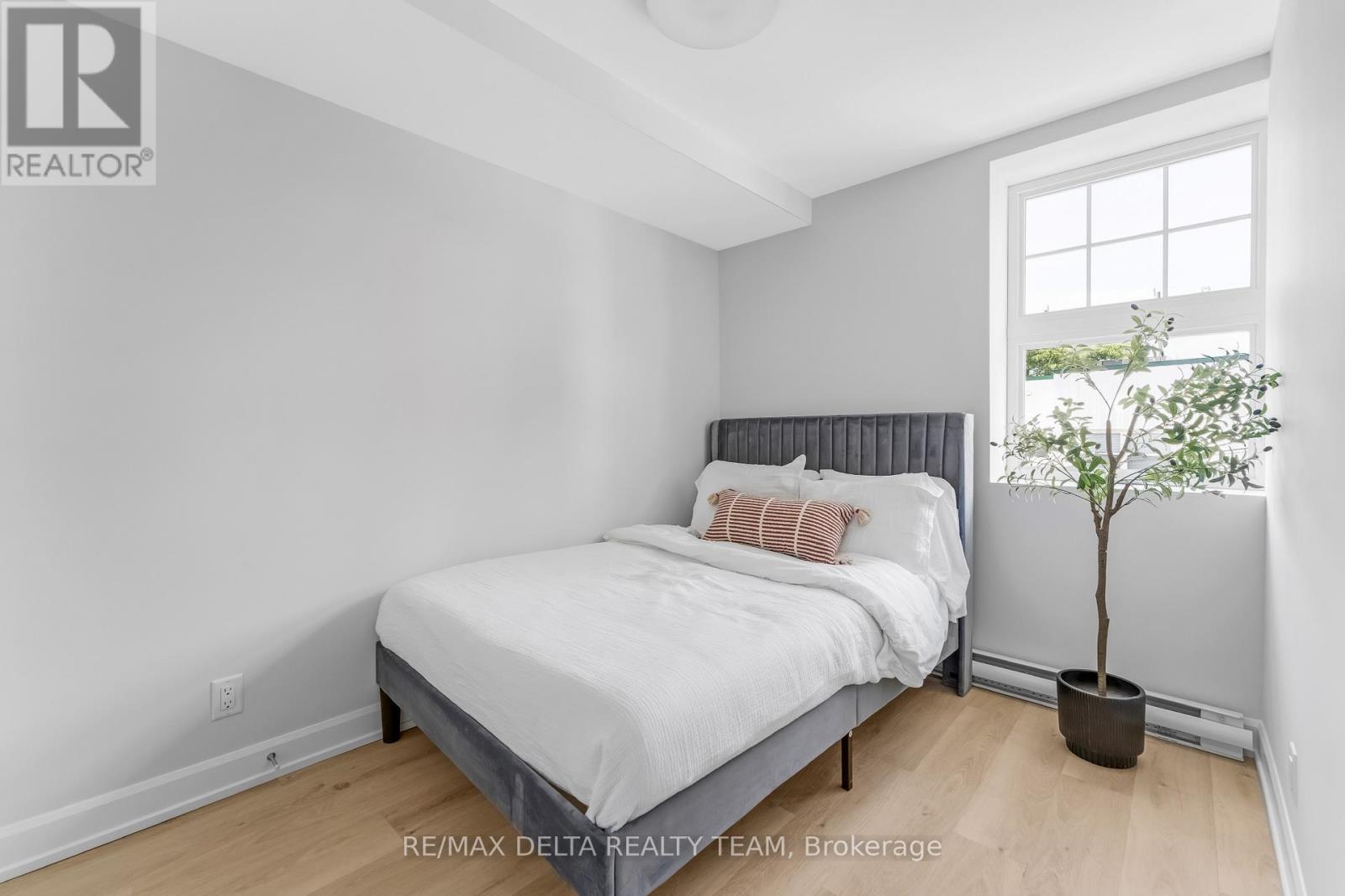 Photo 20 of 206 658 Somerset Street W, Ottawa ON