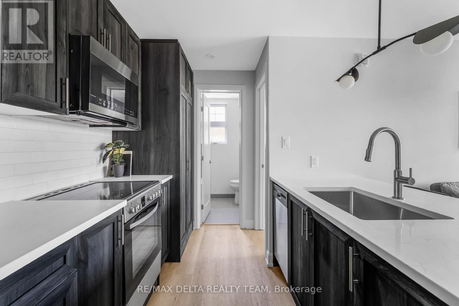 Photo 14 of 206 658 Somerset Street W, Ottawa ON
