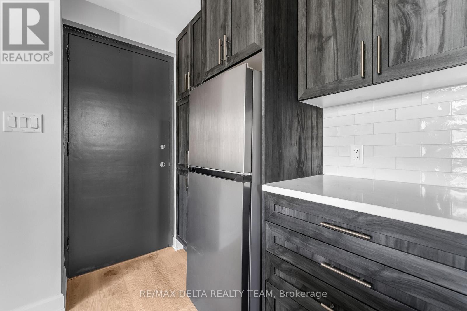 Photo 4 of 206 658 Somerset Street W, Ottawa ON