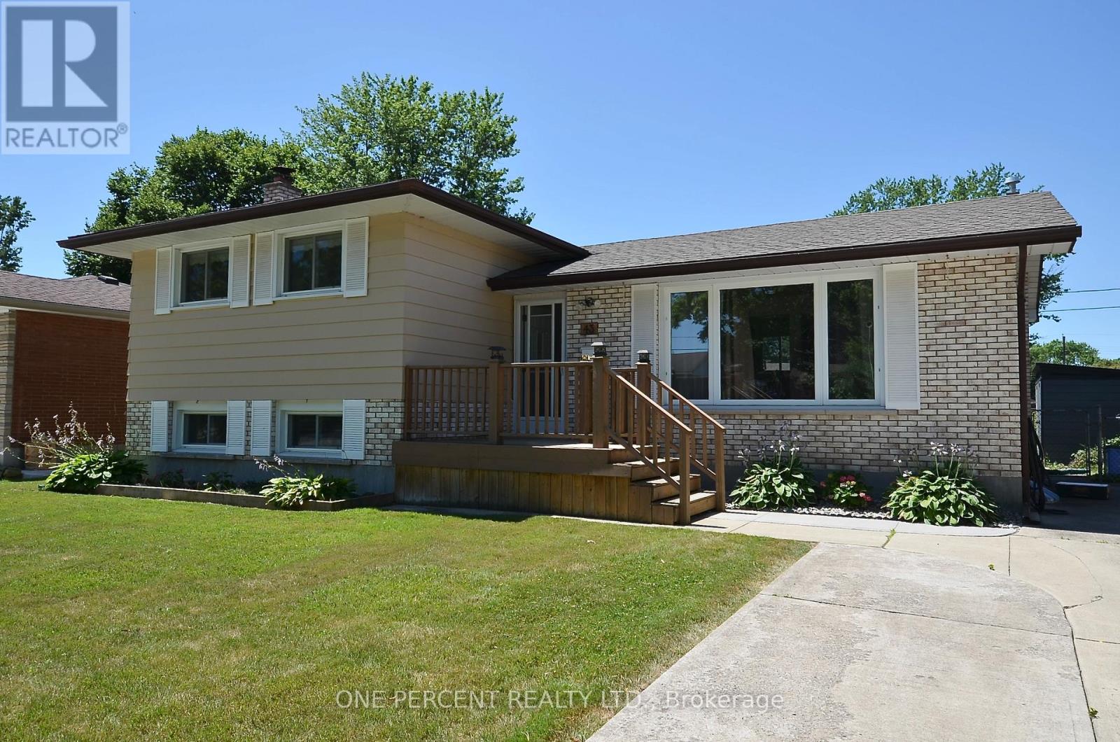 Photo 26 of 43 Loyalist Drive, Welland ON