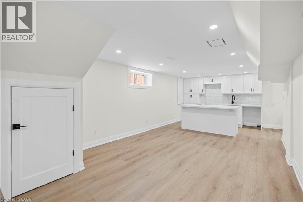 Photo 26 of 15 Hardale Crescent, Hamilton ON