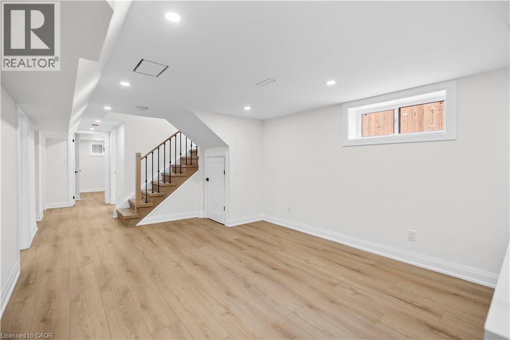 Photo 31 of 15 Hardale Crescent, Hamilton ON