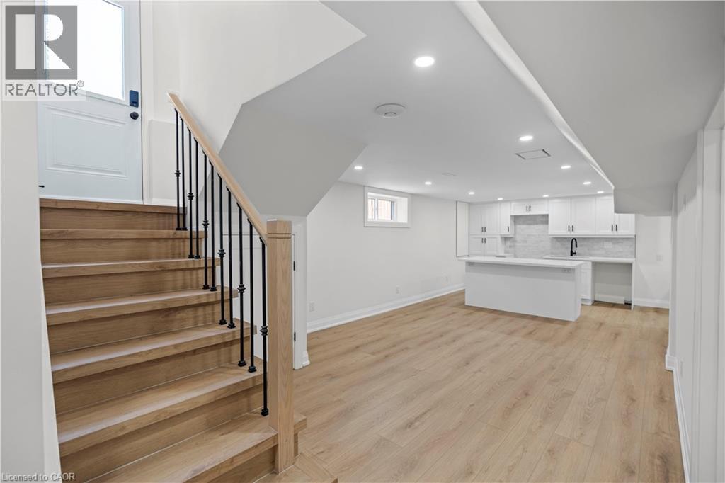 Photo 32 of 15 Hardale Crescent, Hamilton ON