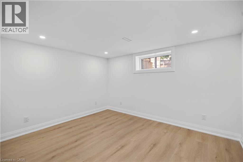 Photo 35 of 15 Hardale Crescent, Hamilton ON