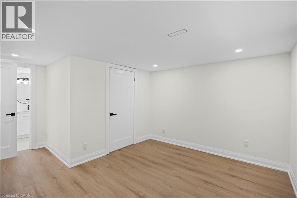 Photo 36 of 15 Hardale Crescent, Hamilton ON