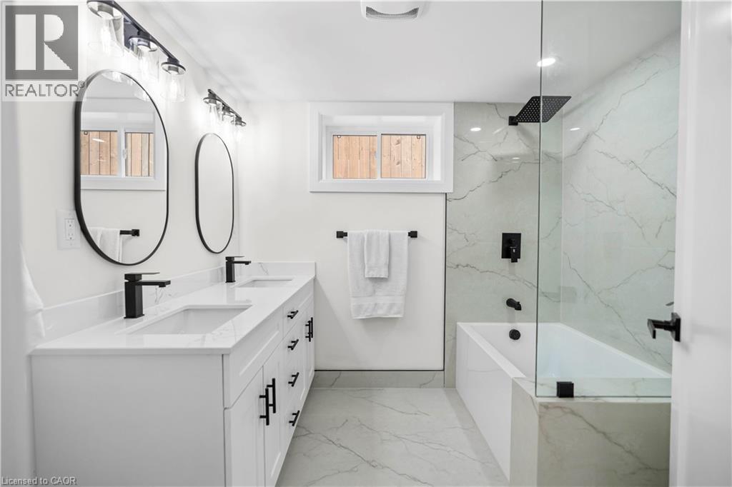 Photo 38 of 15 Hardale Crescent, Hamilton ON