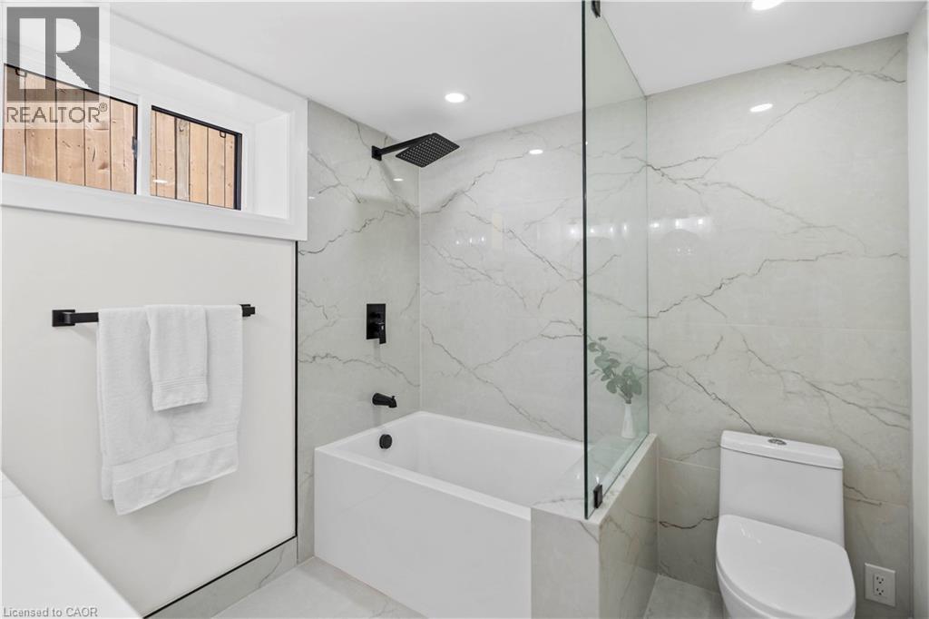 Photo 39 of 15 Hardale Crescent, Hamilton ON