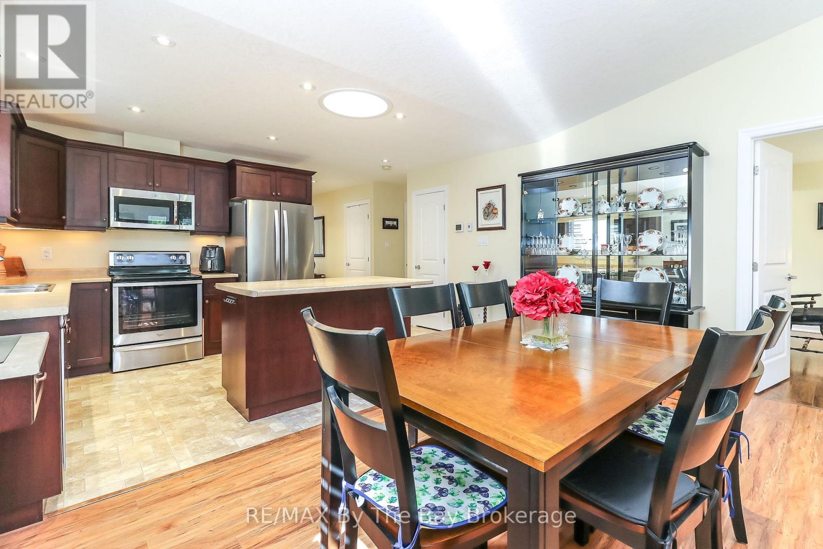 Photo 11 of 31 New York Avenue, Wasaga Beach ON