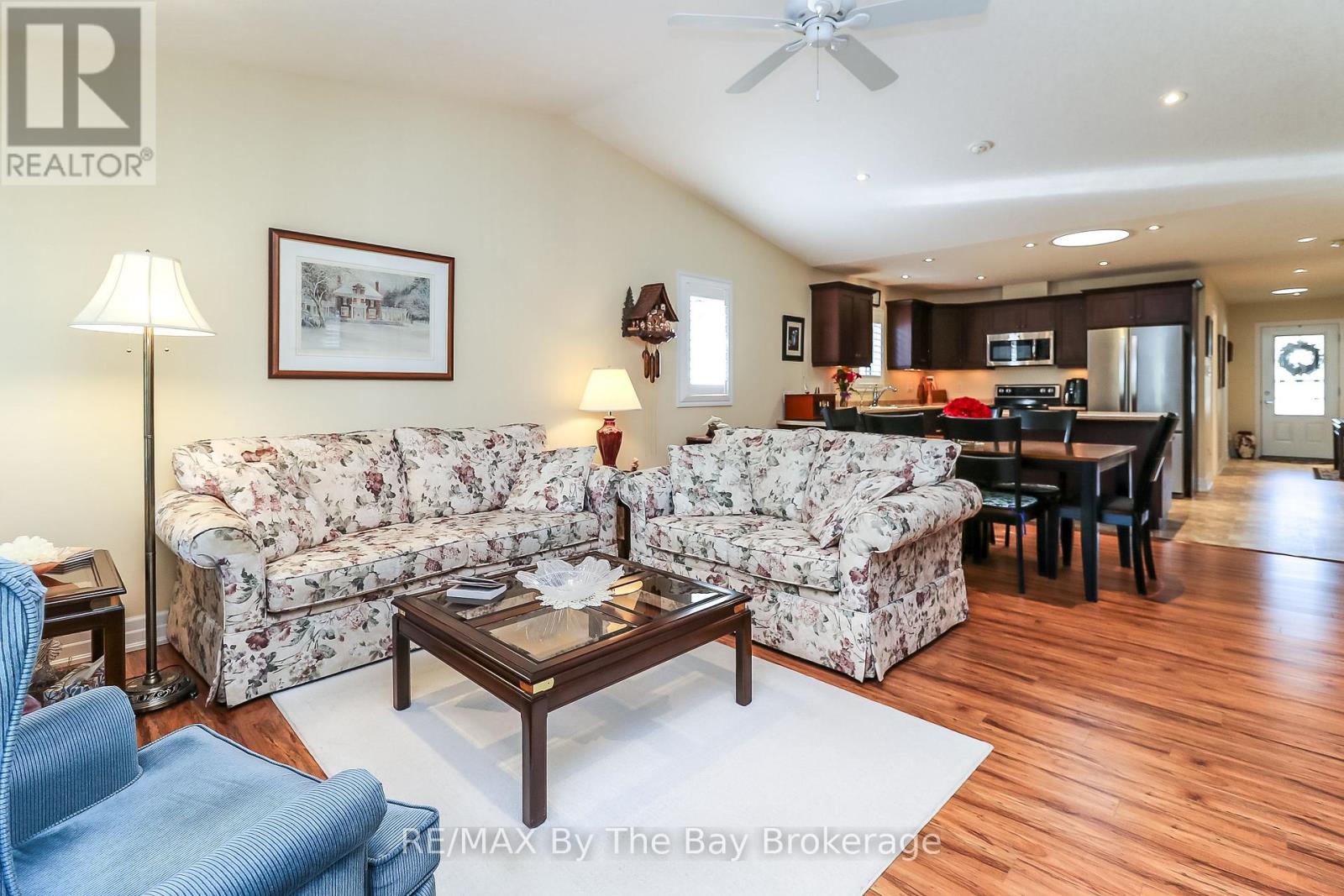 Photo 16 of 31 New York Avenue, Wasaga Beach ON