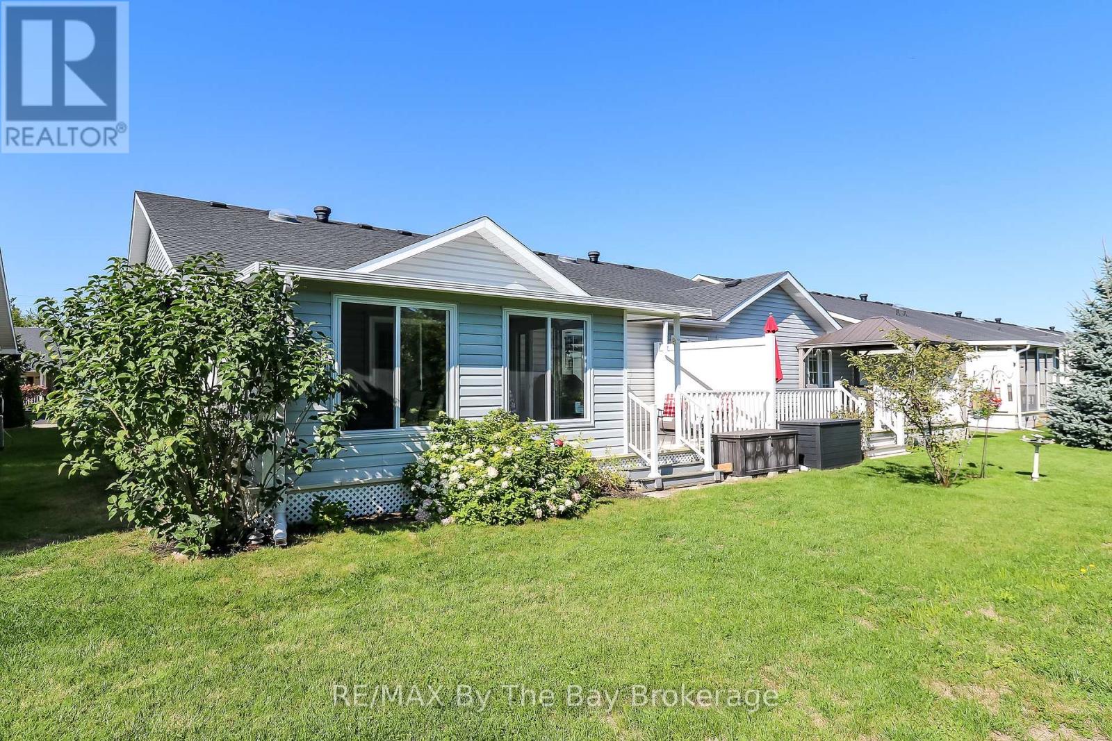 Photo 2 of 31 New York Avenue, Wasaga Beach ON