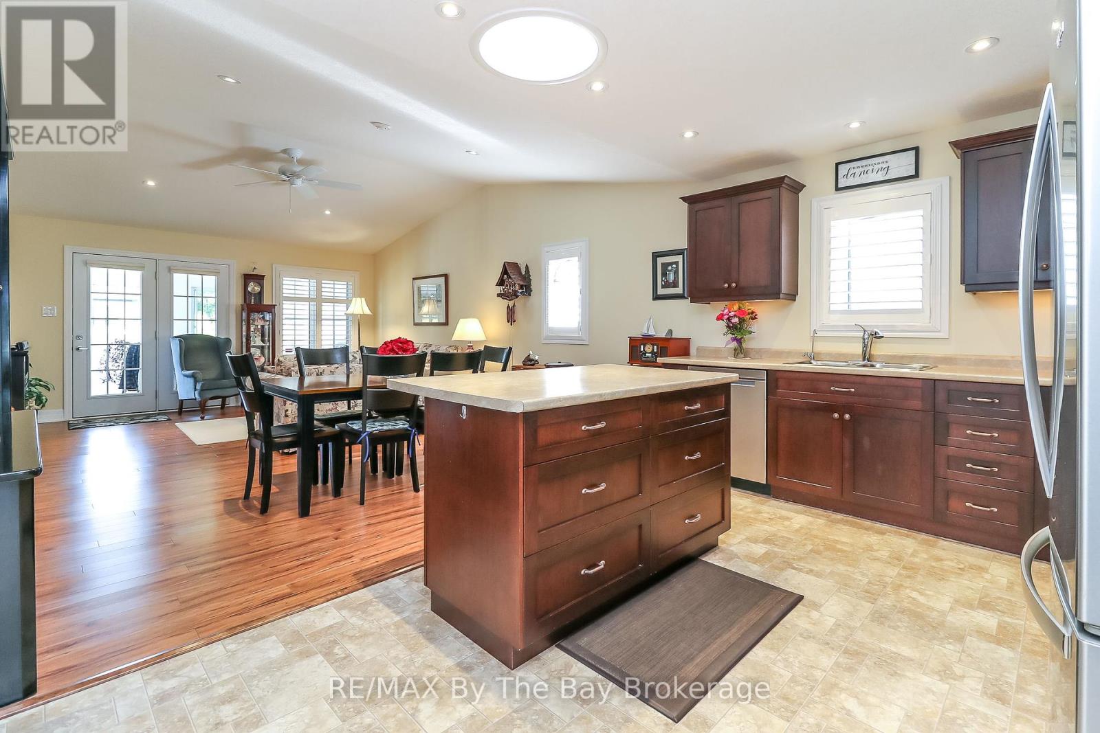 Photo 7 of 31 New York Avenue, Wasaga Beach ON