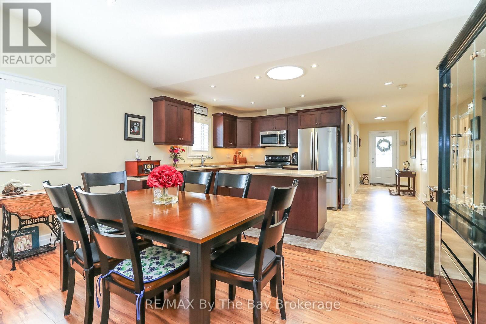 Photo 9 of 31 New York Avenue, Wasaga Beach ON